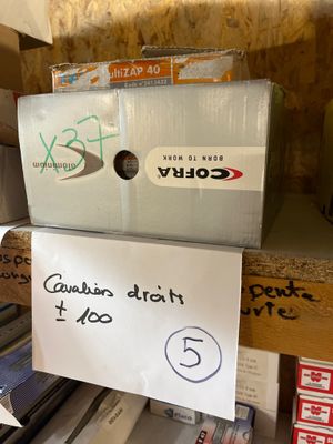 une pile de boîtes empilées les unes sur les autres