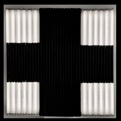 une photo en noir et blanc d'une fenêtre avec des rideaux