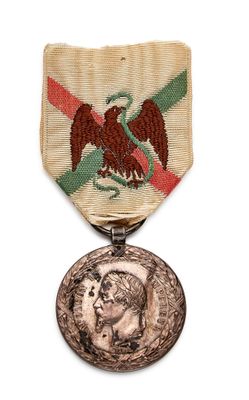 une vieille médaille sur laquelle figurent un homme et un aigle
