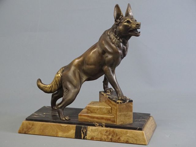 Louis-Albert CARVIN (1875-1951). Sujet en régule patiné « Chien l...