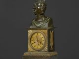 buste en bronze représentant un homme tenant une horloge ornée de chiffres romains