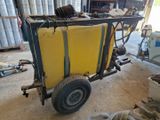 un petit chariot avec une bâche jaune à l'arrière