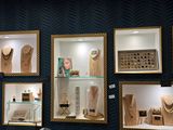 une vitrine présentant de nombreux types de bijoux différents