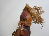 une sculpture en bois représentant un homme avec une corde autour du cou