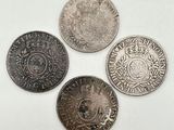 trois pièces d'argent sur lesquelles figurent l'effigie d'un homme et d'une femme