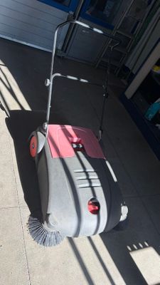 une serpillière posée sur le trottoir