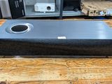 un gros plan d'une enceinte posée sur une table en bois