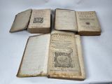 quatre vieux livres empilés les uns sur les autres sur une table