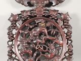 un cadre en bois orné d'une image de dragon