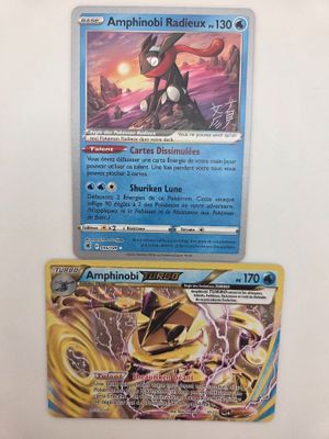 deux cartes pokemon posées l'une sur l'autre sur une table