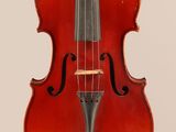 gros plan d'un violon avec un archet sur fond blanc