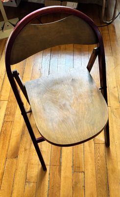 une chaise en bois posée sur un parquet en bois dur