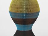 un vase en papier orné d'une rayure bleue et jaune