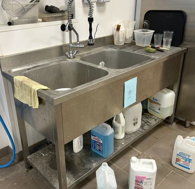 une cuisine équipée d'un évier et d'un robinet en acier inoxydable