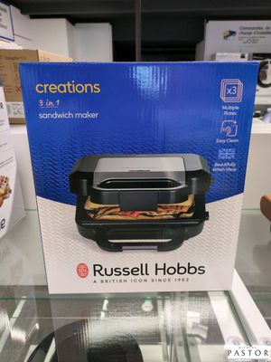La boîte de l'appareil à sandwichs Russell Hobbs est exposée dans un magasin.