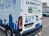 une camionnette blanche garée dans un parking