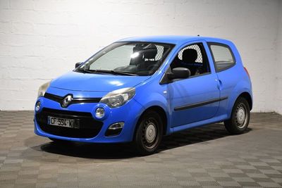 la photo d'une petite voiture bleue garée dans un garage