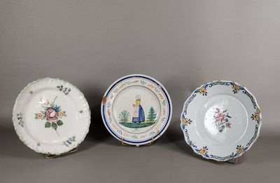 trois assiettes ornées de motifs, posées sur une surface grise