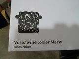 une boîte blanche ornée d'un motif en noir et blanc