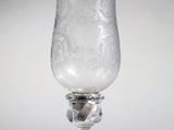 un verre posé sur une table
