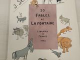 un livre illustré d'animaux et d'oiseaux, posé sur une table