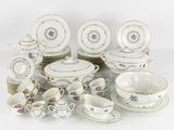de nombreux types différents d'assiettes et de tasses en porcelaine