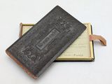 un vieux livre relié en cuir posé dessus