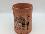 une image représentant une tasse marron sur laquelle sont dessinées des personnes