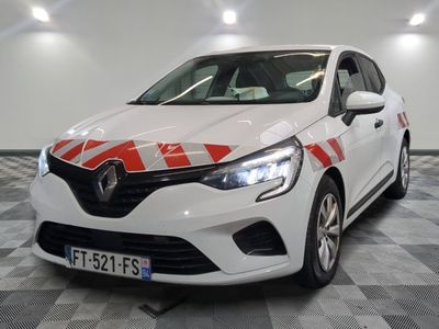 une voiture blanche ornée d'une bande rouge et blanche