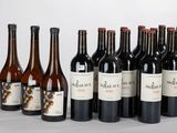 six bouteilles de vin alignées sur une table