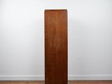 une grande armoire en bois posée sur un parquet en bois massif