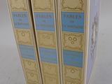 trois livres sont empilés sur une table