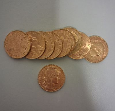 un grand nombre de pièces de monnaie posées sur une table les unes à côté des autres