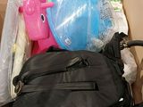 une boîte en carton remplie de nombreux objets