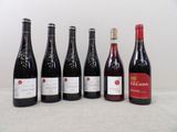 plusieurs bouteilles de vin sont alignées sur une table