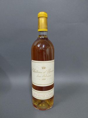 l'image d'une bouteille de vin posée sur une table