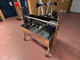 une machine placée au milieu d'une pièce