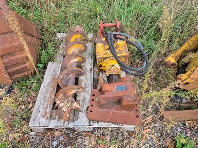 un tas de vieilles machines qui traînent dans l'herbe