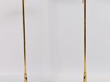 une paire de lampes en laiton et vertes sur fond blanc
