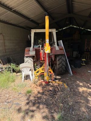 un tracteur garé à l'intérieur d'un bâtiment