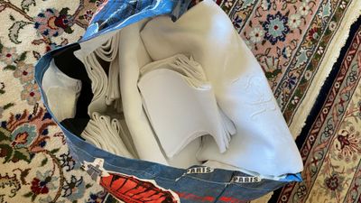 un sac rempli d'objets posé sur un tapis