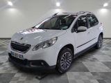 la petite voiture blanche est garée dans une grande pièce