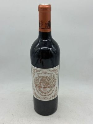 la bouteille de vin rouge est posée sur une surface blanche