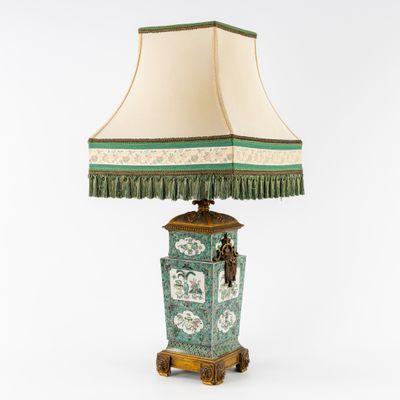 une lampe verte et blanche surmontée d'un abat-jour vert