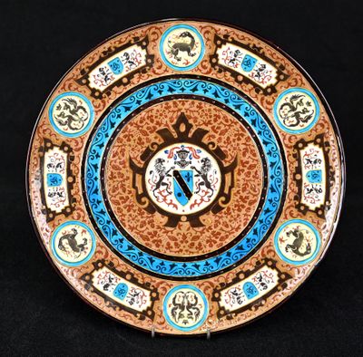 une assiette ornée d'un motif sur fond noir