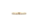 une bague en or jaune sertie de cinq diamants ronds sur fond blanc