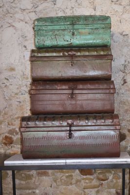 plusieurs valises empilées les unes sur les autres sur une table