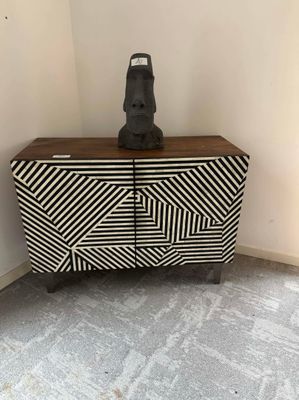 Meuble bas 2 portes à décor de rayures noires et blanches