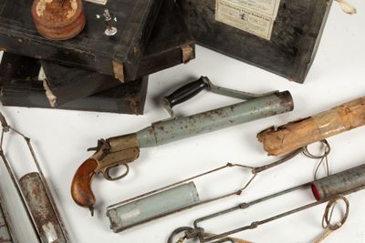 Coffret en bois gris bateau contenant un appareil lance-amar…