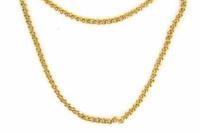 gros plan d'un collier en chaîne en or sur fond blanc